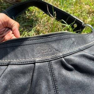 MEDIUM SIZED BLACK COACH CHIC SUMMER HANDBAG